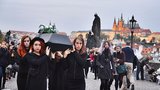 Lidé v černé, rakev a svíčky. Vegani v Praze uctili památku „obětí zvířecího holokaustu“