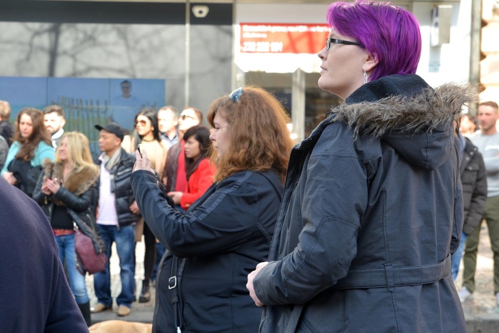 Kolemjdoucí si akci fotografovali i točili. Zájem lidí dozvědět se, proč stojí na ulici seskupení s páskami na očích, byl veliký.