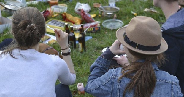 Vegani lanaří na své dobroty: Na piknik ve Stromovce zvou i masožravce