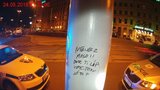 Bez masa bude líp: Vegan čmáral v centru Brna vzkazy po sloupech, občanku prý hodil do koše