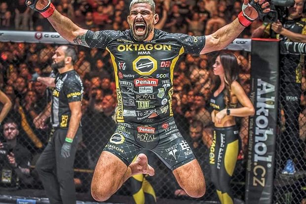 Attila Végh slaví vítězství Attila Végh slaví vítězství