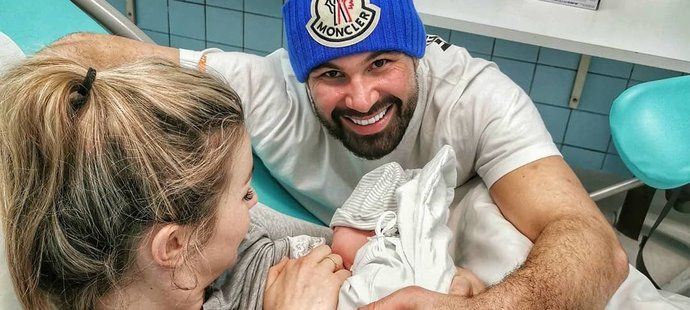 Attila Végh poslal první foto novorozeného syna přímo z porodního sálu