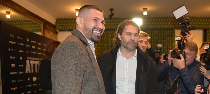 Zápasník MMA Attila Végh s Jaromírem Jágrem na premiéře filmu Attila v Lucerně