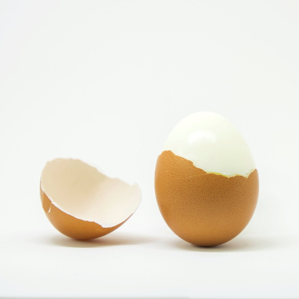 Test čerstvých vajec: Barvu žloutku míchají výrobci v koutku