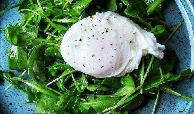 Rukolový salát se ztraceným vejcem