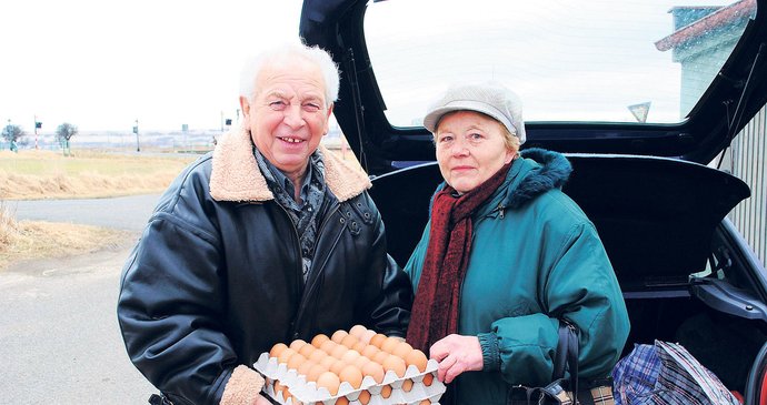 Manželé Eliška a Václav Šlikovi z Orasic pozdě. přijeli Slepice na ně nezbyly, a tak si koupili alespoň čerstvá vejce.