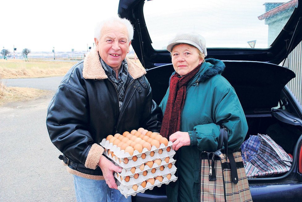 Manželé Eliška a Václav Šlikovi z Orasic pozdě. přijeli Slepice na ně nezbyly, a tak si koupili alespoň čerstvá vejce.