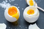 Každý má vajíčka rád připravená jinak. Někdo by rosolovitý bílek nikdy nepozřel, jinému zase nic neříká převařené vajíčko.
