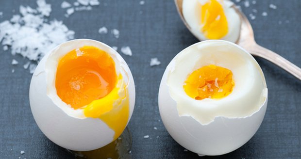 Každý má vajíčka rád připravená jinak. Někdo by rosolovitý bílek nikdy nepozřel, jinému zase nic neříká převařené vajíčko.