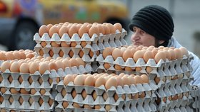 V Německu mají vajíček dost. A levnější. Lidé proto neváhají urazit mnohdy i několik desítek kilometrů, aby nemuseli platit za českou drahotu