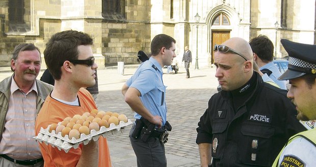 Koupl jsem si vajíčka a nesu je domů, bránil se mladík policistům