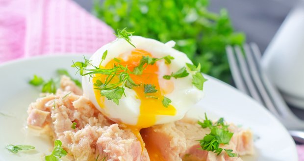 Vajíčko s tuňákem? Proč ne, je to ideální dietní jídlo - zdravé, lehké a přitom výživné. Přidejte třeba zeleninu.