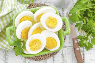 Co se zbylými uvařenými vejci? Připravte si vajíčkovou pomazánku nebo salát Nicoise