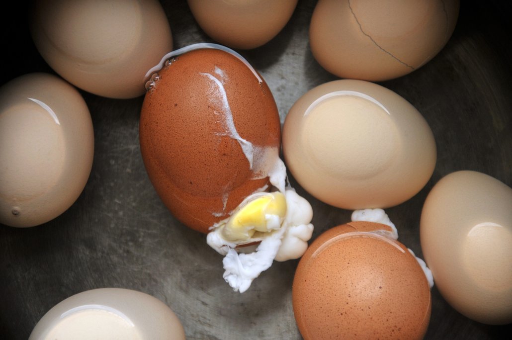 Aby vejce nepopraskala, necháme je před vložením do vroucí vody ohřát na pokojovou teplotu