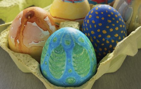 Velikonoce můžete strávit i zábavněji, než jen barvením vajec.