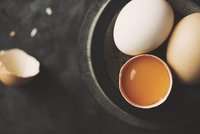 Velikonoční manuál: Jak zařídit, aby vejce při vaření nepopraskala a šla snadno oloupat? A trik odhalí čerstvost
