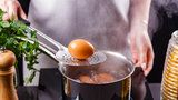 Jak správně uvařit vejce natvrdo bez popraskání? Pozor na tyto chyby!