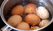 Do vody s vejci přidejte i lžičku soli, případně octa. Tak vejce nepopraskají.