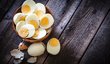 Vařená vejce můžete nakrájet, nastrouhat nebo pomačkat vidličkou na menší kousky