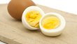 Správně uvařená vejce jdou dobře oloupat a mají krásně žlutý žloutek.