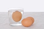 Připravte si mísu s vodou a vejce do ní ponořte. Čerstvé vejce má malou vzduchovou bublinu, takže po ponoření do vody klesne na dno. Starší (cca týden od snášky) se ve vodě vznáší a nejstarší (zhruba po třech týdnech od snášky) plave na hladině.