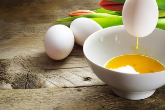 Jak vyfouknout vejce jednou dírkou? Naučte se skvělý trik!