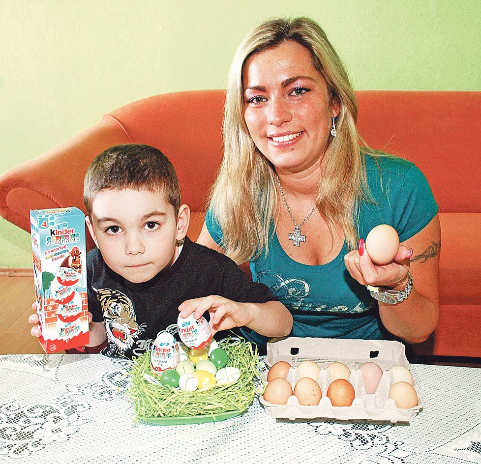 Markéta Bartošová se synem Zbyňkem. Místo malovaných vajec budou u nich na Velikonoce kinder vajíčka.