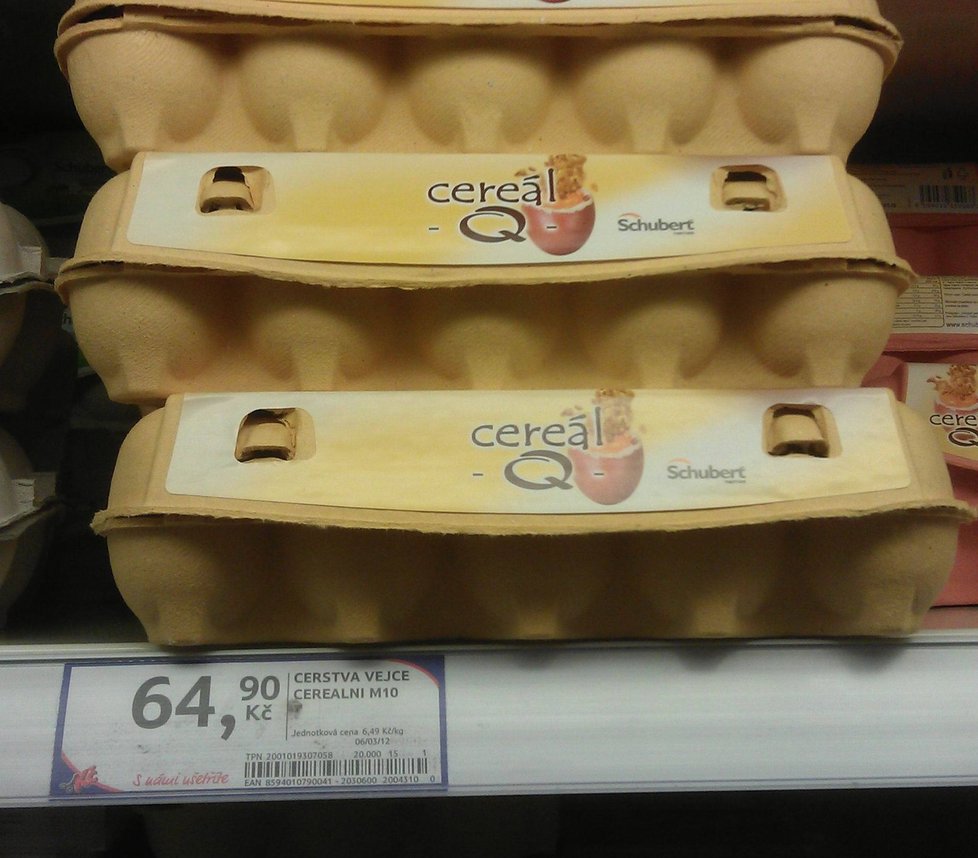 V hypermarketu Tesco v Plzni nabízejí 10 vajec za 64,90 Kč.