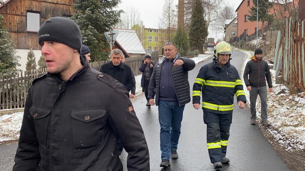 Na místo tragického požáru ve Vejprtech dorazil premiér Andrej Babiš