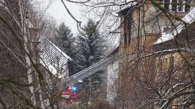 Na místě požáru jsou stále hasiči, kteří budou zjišťovat příčinu tragédie