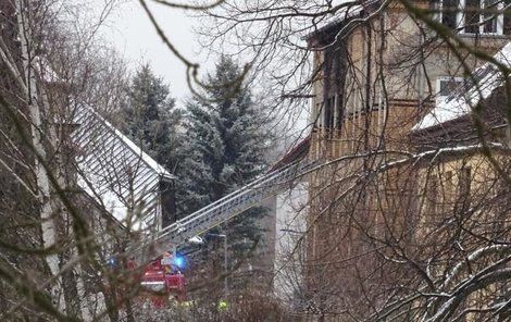 Na místě požáru jsou stále hasiči, kteří budou zjišťovat příčinu tragédie