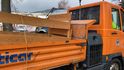 Na místo požáru do domova Kavkaz přivážejí nové postele Na místo požáru do domova Kavkaz přivážejí nové postele