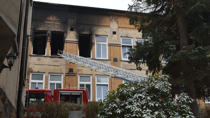 Ohořelá okna naznačují, ve kterých pokojích domova hořelo.