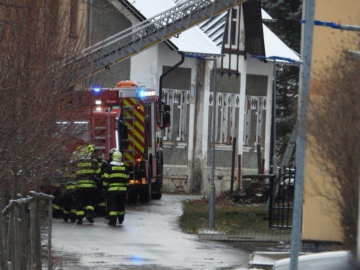 Požár v domově pro mentálně postižené Kavkaz ve Vejprtech si vyžádal osm obětí.