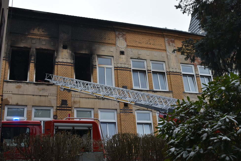 Ohořelá okna naznačují, ve kterých pokojích hořelo