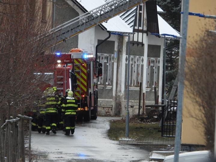 Hasiči stále zůstávají na místě tragického požáru ve Vejprtech, při kterém zemřelo osm lidí. Probíhá vyšetřování.