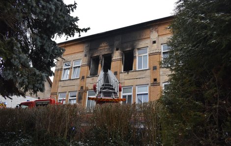 Hořet začalo na gauči ve společenské místnosti v prvním patře.