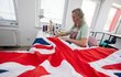 Firma Velebný &amp; Fam vyrobila 800 britských vlajek pro korunovaci britského krále Karla III. a královny Camilly, 4. května 2023, Ústí nad Orlicí.
