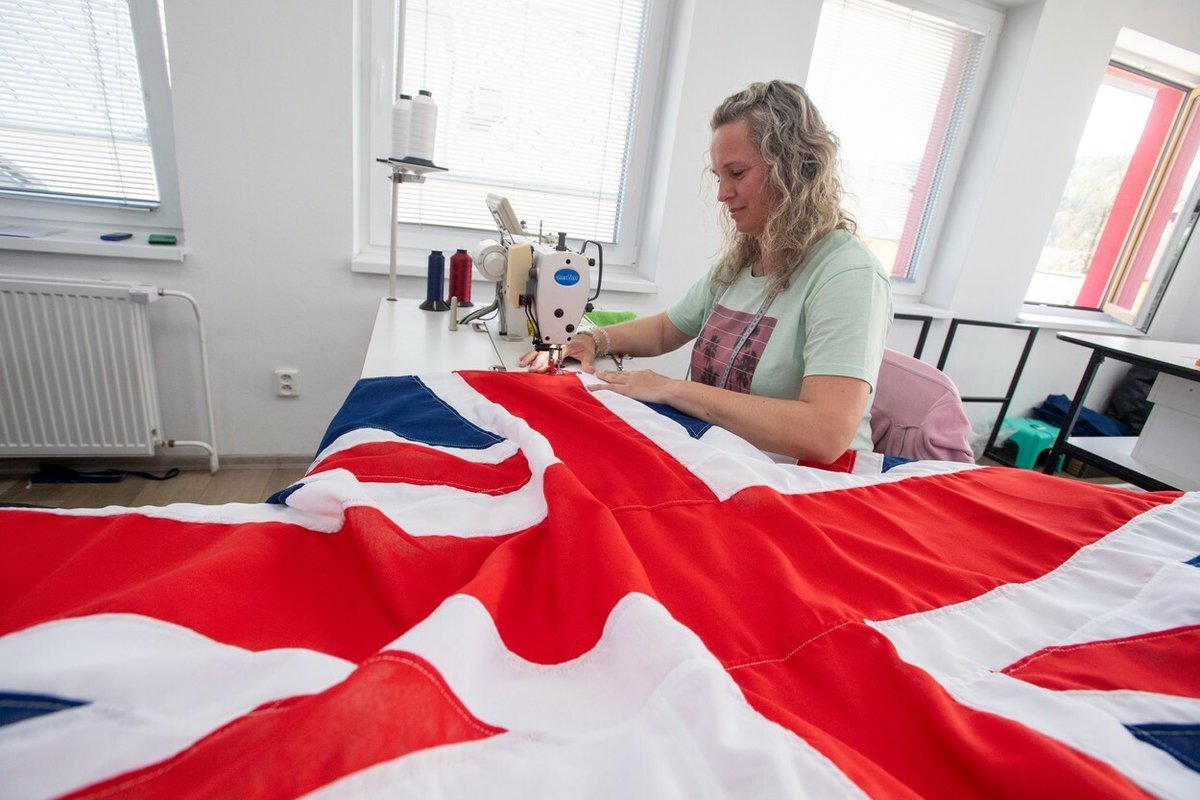 Firma Velebný &amp; Fam vyrobila 800 britských vlajek pro korunovaci britského krále Karla III. a královny Camilly, 4. května 2023, Ústí nad Orlicí.
