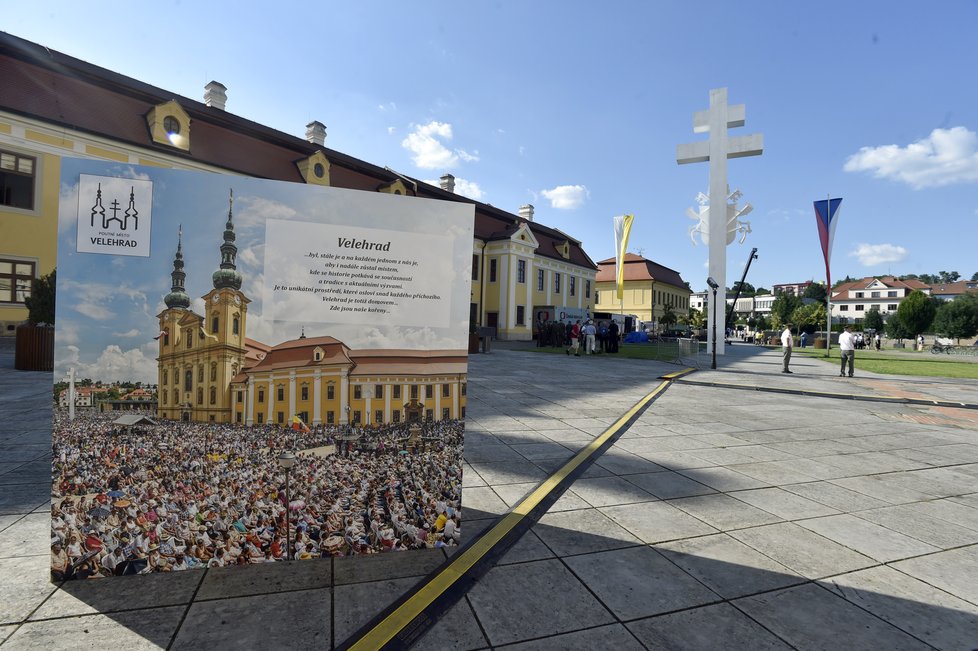 Tradiční akci na Velehradě narušil koronavirus: Na pouť a Dny lidí dobré vůle se mohlo vypravit jen 1000 lidí (4.7.2020)