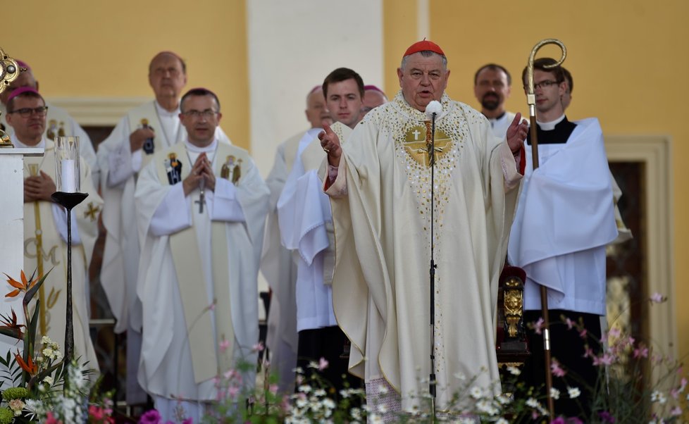 Kardinál Dominik Duka (v popředí) při slavnostní poutní mši, kterou na Velehradě na Uherskohradišťsku pokračovaly 5. července 2021 Dny lidí dobré vůle a oslavy výročí příchodu věrozvěstů Cyrila a Metoděje.