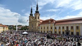 Slavnostní poutní mše, kterou na nádvoří u baziliky Nanebevzetí Panny Marie a sv. Cyrila a Metoděje na Velehradě na Uherskohradišťsku pokračovaly 5. července 2021 oslavy výročí příchodu věrozvěstů Cyrila a Metoděje.