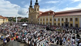 Slavnostní poutní mše, kterou na nádvoří u baziliky Nanebevzetí Panny Marie a sv. Cyrila a Metoděje na Velehradě na Uherskohradišťsku pokračovaly 5. července 2021 oslavy výročí příchodu věrozvěstů Cyrila a Metoděje.