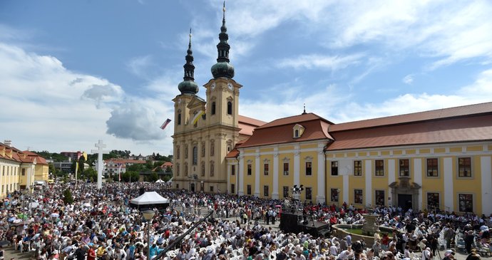 Slavnostní poutní mše, kterou na nádvoří u baziliky Nanebevzetí Panny Marie a sv. Cyrila a Metoděje na Velehradě na Uherskohradišťsku pokračovaly 5. července 2021 oslavy výročí příchodu věrozvěstů Cyrila a Metoděje.