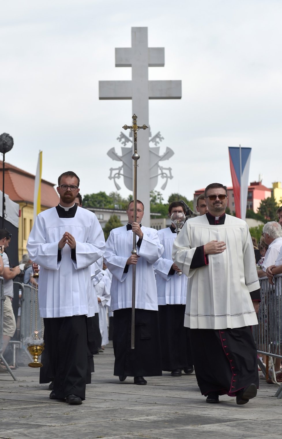 Slavnostní poutní mše, kterou na nádvoří u baziliky Nanebevzetí Panny Marie a sv. Cyrila a Metoděje na Velehradě na Uherskohradišťsku pokračovaly 5. července 2021 oslavy výročí příchodu věrozvěstů Cyrila a Metoděje.