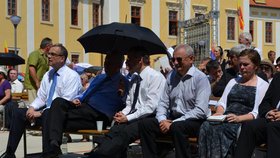 Miloš Zeman se vybavil deštníkem, kterým ho chránil před sluncem 