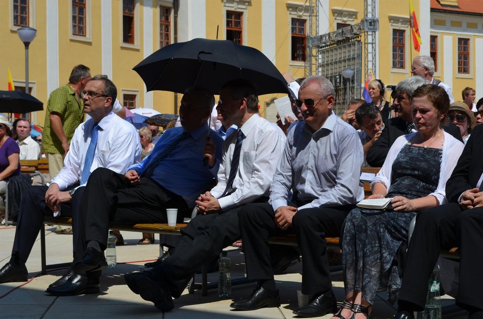 Miloš Zeman se vybavil deštníkem, kterým ho chránil před sluncem 