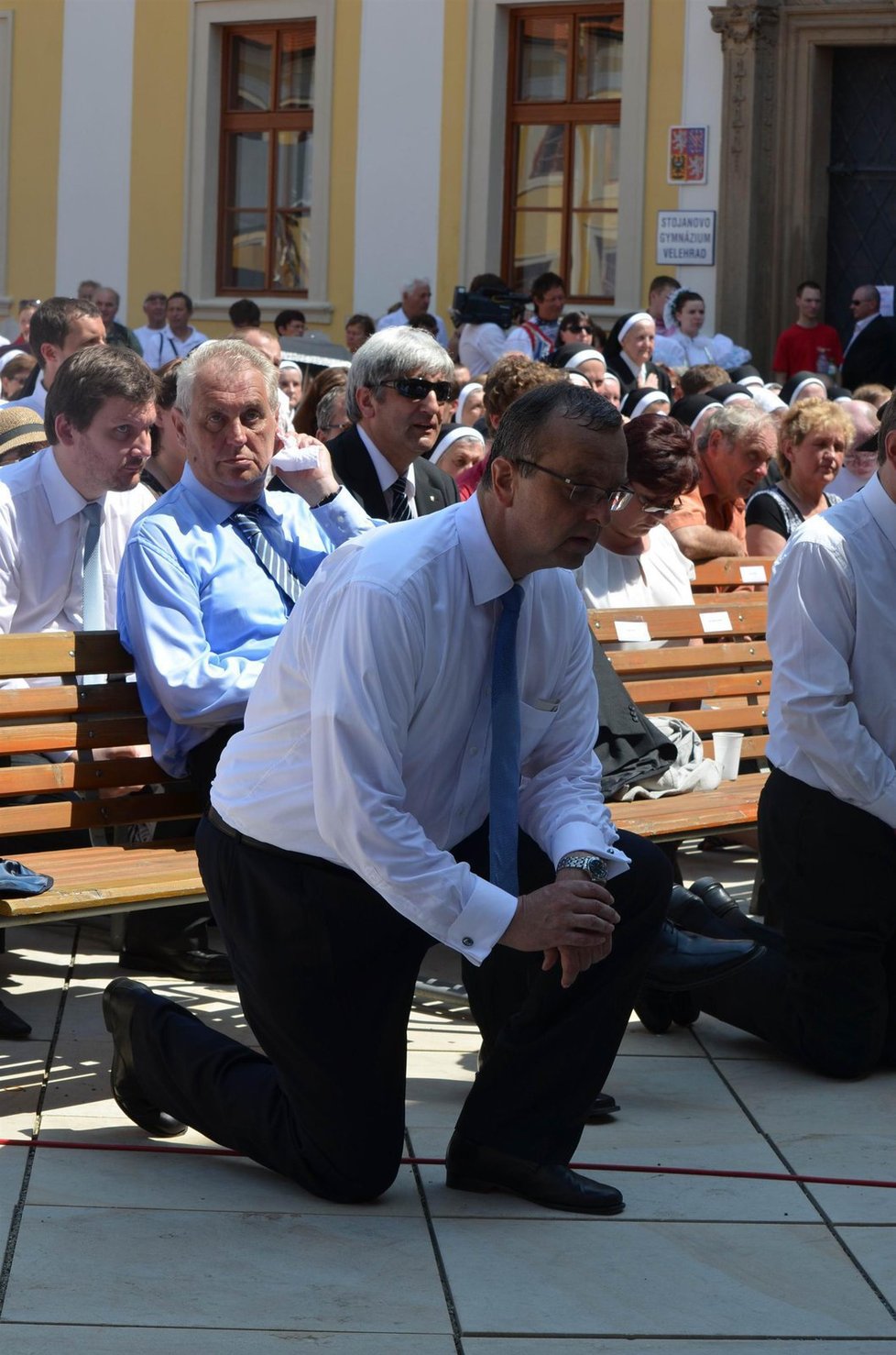 Oproti Zemanovi byl Kalousek ve výhodě. Do stínu se dostal alespoň, když si klekl.