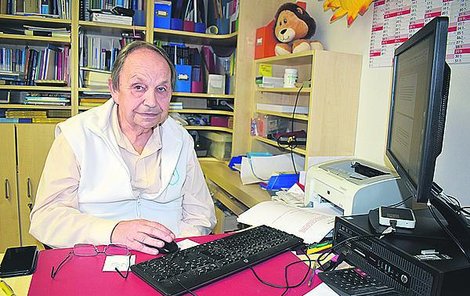 Profesor Velemínský stále neúnavně provozuje pediatrickou praxi v Třeboni.