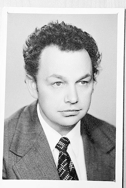 1960 Profesor Velemínský ukončil studia na Fakultě dětského lékařství Univerzity Karlovy.